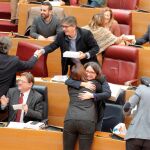 Bonig y Puig se dieron un abrazo ante los aplausos de los diputados. El resto acudió a sus adversarios políticos a entregar las doce uvas