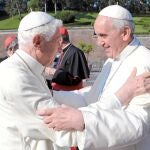 Los dos Papas volvieron a abrazarse públicamente durante la inauguración de una estatua del arcángel San Miguel en los jardines vaticanos