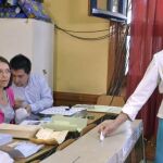 La candidata presidencial de la Alianza por Chile, Evelyn Matthei , emite su voto en la comuna de Santiago, en Santiago de Chile.
