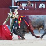 Fernando Robleño da un derechazo, esa tarde en Las Ventas