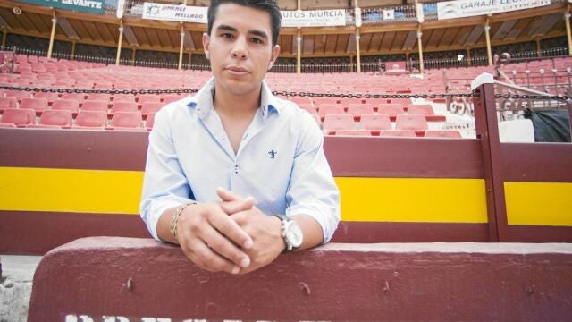 El matador de toros Juan Belda posa en el callejón de la plaza de toros de su Murcia natal, donde tampoco ha sido anunciado esta temporada
