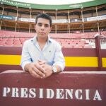 El matador de toros Juan Belda posa en el callejón de la plaza de toros de su Murcia natal, donde tampoco ha sido anunciado esta temporada
