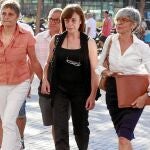 La gerente del PSC, Lluïsa Bruguer, en el medio de la imagen, acudió al juzgado sin lacompañía de miembros del partido, a petición propia