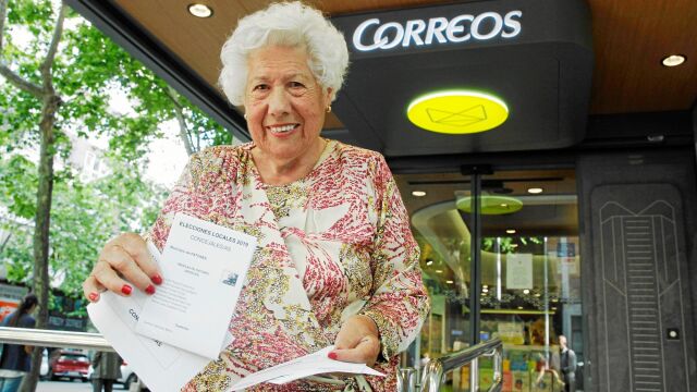 Charito se acercó ayer a Correos a depositar su voto por si el día de las elecciones no le da tiempo