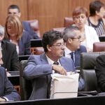 El vicepresidente Valderas, flanqueado por la presidenta Susana Díaz y el ex presidente José Antonio Griñán
