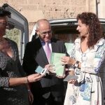 La titular de Hacienda, María Jesús Montero, con los libros del Presupuesto el pasado 1 de noviembre