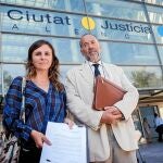 La presidenta de la Asociación de Víctimas del Metro, Beatriz Garrote, junto con el representante legal de la entidad