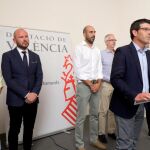 El ex presidente de la Diputación de Valencia, Jorge Rodríguez, durante la comparecencia en la que anunció su renunció a la presidencia y al acta de diputado. Detrás, a la izquierda, Toni Gaspar