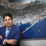 Picardo posa ante una foto del Peñón, que muestra el territorio que la colonia ya ha comido al mar