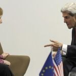 El secretario de Estado estadounidense John Kerry en reunión con Catherine Ashton antes de la cumbre de ministros de Exteriores europeos celebrada en Vilna.