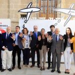 El responsable de la ONG en Andalucía, Javier Cuenca, junto a parlamentarios andaluces y el Defensor del Pueblo / Foto Manuel Olmedo