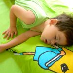 Un niño durmiendo, en una imagen de archivo