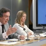 El portavoz José Antonio de Santiago-Juárez y la consejera Alicia García explican los acuerdos del Consejo