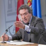 El consejero de la Presidencia y portavoz, José Antonio de Santiago-Juárez, en la rueda de prensa posterior al Consejo de Gobierno