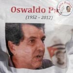 Una representante de las «Damas de Blanco» lleva puesta un camiseta con la foto del fallecido Oswaldo Payá