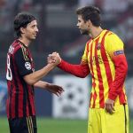 Gerard Piqué se saluda con Riccardo Montolivo en el Milan-Barça de la ida
