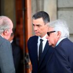 Felipe Gonzalez, junto a Pedro Sánchez y el Rey emérito en la capilla ardiente de Rubalcaba