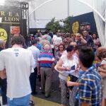 Las colas para entrar en la carpa de 'Sabores de Castilla y León' en Sevilla fueron una constante durante los cuatro días que ha estado instalada