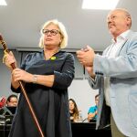 La candidata de JxCat, Susagna Riesa, junto al de ERC, Joan Martí, en Santa Coloma de Farners