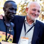 El presidente de la Fundación Trinidad Alfonso, Juan Roig, posa con los atletas Abraham Kiptum y Gelete Burka vencedores, ayer en Valencia, del medio maratón Trinidad Alfonso EDP. Efe/Manuel Bruque
