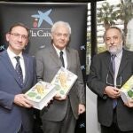 De izq. a der., el director general adjunto de La Caixa, Jaume Giró; el conseller de Cultura, Ferran Mascarell; y el editor Ramon Balasch