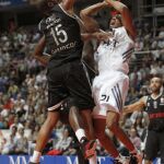 El alero estadounidense del Real Madrid Tremmell Darden (d) entra a canasta ante el ala-pívot Sharrod Ford (i),
