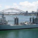 El «Cantabria» frente a la Ópera de Sidney