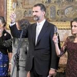 La infanta Elena, los Príncipes y la Reina brindan en la recepción en el Palacio Real
