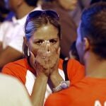 Una joven muestra su decepción esta tarde en la madrileña Puerta de Alcalá, al conocerse la eliminación de Madrid