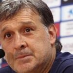 El técnico argentino del FC Barcelona, Gerardo "Tata"Martino, durante la rueda de prensa que ofreció hoy en la Ciudad Deportiva
