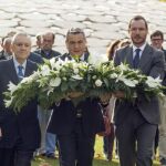 El presidente de las Juntas Generales de Álava, Juan Antonio Zárate, el diputado general de Álava, Javier de Andrés, y el alcalde de Vitoria, Javier Maroto, durante una ofrenda floral con motivo del Día de la Memoria
