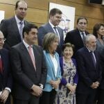 La ministra de Sanidad, Ana Mato (c), posa para la foto de familia junto a los consejeros regionales de sanidad, esta mañana en la capital, momentos antes de la celebración del Consejo Interterritorial de Salud