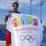 Nadal se fotografió ayer en las pistas del Flushing Meadows (Nueva York), con el emblema de la candidatura española