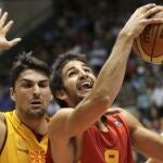 El jugador de la selección española Ricky Rubio (d) entra a canasta ante Pedrag Samardziski, de Macedonia, durante el tercer partido de preparación para el Europeo de Eslovenia disputado en Santiago de Compostela.
