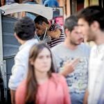 La falta de recursos provoca la imagen de revolver entre las basuras de los contenedores