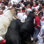 Los toros de Fuente Ymbro se abren paso entre los corredores que abarrotan la entrada a la plaza
