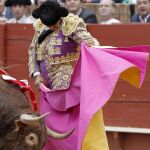 Morante, mentón hundido, se estira a la verónica