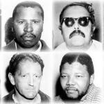 Ocho de los muchos compañeros de Nelson Mandela que compartieron penas y destino con él, pero no fama, en una escena del documental