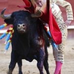 Pase de pecho de Román a uno de sus novillos de Los Galos