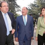 El presidente del Grupo Matarromera, Carlos Moro, y su esposa reciben a Juan Vicente Herrera
