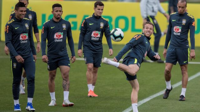 La policía irrumpe en una fiesta con jugadores de Brasil mientras Neymar estaba en el hospital