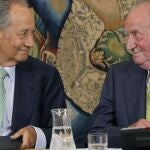 El Rey junto al directivo de OHL Juan Miguel Villar Mir (i), esta tarde durante una reunión del patronato de la Fundación Cotec.