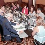 Susana Díaz habla con Jiménez Barrios en el Consejo de Gobierno