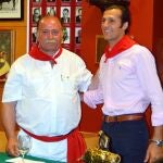 Juan Ignacio Ganuza, presidente del Club Taurino de Pamplona, junto a David Mora