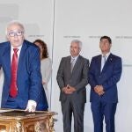 El nuevo consejero de Economía, en la imagen durante su toma de posesión, tendrá que impulsar el «nuevo modelo productivo»