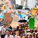 Estudiantes participan en la huelga juvenil mundial contra el cambio climático que se celebra este viernes a nivel global/Efe