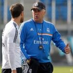 Ancelotti dialogo con Xabi Alonso durante el entrenamiento de esta mañana en Valdebebas