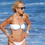 Carmen luce un bikini blanco palabra de honor