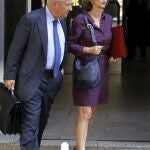 Javier Gómez de Liaño (i), abogado del extesorero del PP Luis Bárcenas, acompañado de su esposa, María Dolores Márquez de Prado (d), defensora de la mujer del extesorero, Rosalia Iglesias, a su salida hoy de la Audiencia Nacional, donde el juez Pablo Ruz les ha citado a declarar como testigos.
