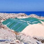 Los materiales usados por Gibraltar para ganar terreno al mar en la zona este de la Roca proceden en su mayoría de España. Gran parte de la arena empleada ha sido extraída de la playa de Valdevaqueros (izda.)